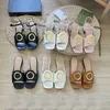 Dames Sandalen Designer Slippers Open Teen Wrap Backless Slip On Slides Zomer Slippers Brede Band Verstelbare Gesp Platte Leren Buitenzool Strand Cruise Trouwschoenen