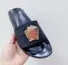 Diseñador de lujo Zapatillas de diapositivas Sandalias de verano Hombres Playa Chanclas planas de interior Cuero Dama Mujer Moda Zapatos clásicos Damas Tamaño 35-46 con caja bolsa de polvo