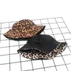 Cappelli larghi brim giyu in pelle scamosciata stampare il leopardo secchio casual per donne alla moda da sole tappeti per bacini da sole da sole da donna cappello da pescatore a doppia faccia