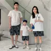 家族のための家族のマッチング衣装親と子供のためのシンプルなTシャツカートンカートンベアプリントティーサマーファミリーマッチフィットキッズカジュアルウェア230506