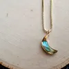 Hänghalsband NM42453 Dainty Blue Flash Labradorite Crescent Moon Necklace Handgjorda ädelstenskikt smycken Guldpläterad kedja