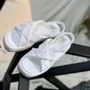 Monolit Platform Sandal Kadın Moda Tasarımcısı Sandalet Yastıklı Nappa Üçgen Logosu Kalın Sole Gerçek Deri Yaz Sandles