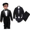 Suits Baby Boy Classic Tuxedo Black White Suits Spädbarn Baptism Bröllopsdräkt Småbarn Formell parti Distenning Church Outfit 4st 230506