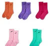 Chaussettes de marque Chaussettes pour hommes Chaussettes pour femmes en pur coton 10 couleurs Chaussettes de sport respirantes et anti-transpiration Alphabet Print Différentes combinaisons de couleurs sont disponibles