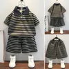 服は子供たちの夏の服の縞模様のパターンをセットします男の子のカジュアルスタイルの幼児の子供230506