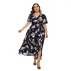 Plus Size Kleider 2023 Damen Sommer Polyester V-Ausschnitt Kurzarm Blumenkleid Bohemian Split Große Kleidung mit Schleifengürtel