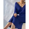 Lässige Kleider Elegantes blaues gestricktes, figurbetontes Kleid Damen weicher elastischer Pullover mit V-Ausschnitt Herbst Winter Midi Party lang