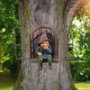 Dekoracje ogrodowe niegrzeczne gnome posąg elf z drzewa drzwi Hugger Home Yard Decor erv 230506