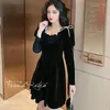 Casual jurken Yedinas 2023 Autumn dames zwarte jurk vintage boog lange mouw elegant feest fluweel mini vestidos mujer gothic