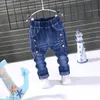 Dżinsy 2023 Spring Fashion Boys Baby Casual Color Bluckle Pants Kids Elastyczność Jean Boy Spodnie jesień Dzieci Denim 1 6Y 230506