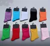 Chaussettes de marque Chaussettes pour hommes Chaussettes pour femmes en pur coton 10 couleurs Chaussettes de sport respirantes et anti-transpiration Alphabet Print Différentes combinaisons de couleurs sont disponibles