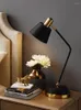Настольные лампы Современная светодиодная лампа Вертикальное золото/черное со стабильным светом для чтения для офисного кровати