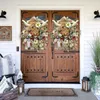 Dekorativa blommor Ko krans framför dörrväggen hängande handgjorda hembondgård dekoration lyser upp