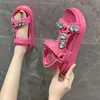 Sandalet 2023 Kadınlar Vahşi Kalın Alt Sıradan Ayakkabı Kadın Kristal Roma Moda Koleji Rüzgar Kama Plajı Sandal