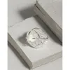 Ringos de cluster pequenos e luxuosos design irregular de cristal pesado trabalho plissado anel de textura 925 fêmea de prata esterlina