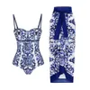 女性用水着ブルービキニプリントファッションワンピース水着とスカートタイトな女性包帯夏のビーチラグジュアリーエレガントJ230506