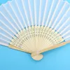 Dekorativa objekt Figurer 20 80 PCS Personlig graverad vit vikning Elegant Silk Hand Fan med presentväska Bröllopsförstärkare Abanicos Para Boda 230506