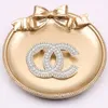 Luxe badge vrouwen ontwerper broche merk brief broches 18k gouden vergulde inlay crystal rhinestone sieraden pins broches unisex bruiloft feest