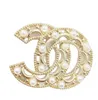 20style Marque Desinger Broche Femmes Strass Perle Lettre Broches Costume Pin Bijoux De Mode Vêtements Décoration Accessoires De Haute Qualité