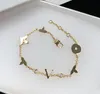 Luxe ontwerper Elegant gouden en zilveren armband Modemerk Damesbrief Hanger Klaver armband Wedding Special Design Sieraden Kwaliteit Meerdere stijlen