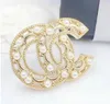 20style Marque Desinger Broche Femmes Strass Perle Lettre Broches Costume Pin Bijoux De Mode Vêtements Décoration Accessoires De Haute Qualité