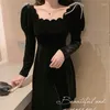Casual jurken Yedinas 2023 Autumn dames zwarte jurk vintage boog lange mouw elegant feest fluweel mini vestidos mujer gothic