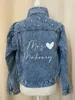 Damenjacken PERSONALISIERTE Statement-Denim-Brautjacke Benutzerdefinierter Name Perlendetail MRS-Jacke Benutzerdefinierte Datumsplatzierung am Kragen Brautgeschenk 230508