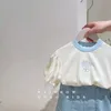 Uppsättningar kostymer koreanska tonåringar baby kidflickor broderi t shirt 2023 sommar kort hylsa topp denim shorts 2 st -dräkt tjejkläder 230508