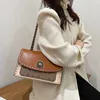 Camellia zinciri yeni çok yönlü crossbody perçin doku omuz altındaki koltuk altındaki küçük kare el çantası satışı% 60 indirim online mağaza