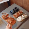 Sandaler Girls 'Sandals 2023 Sommar Nya broderade blommor Baby Girl Casual Beach Shoes Big Kids Princess Sandaler Ethnic Style Sweet