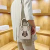 80％オフハンドバッグクリアランスBaobao Women's Bag 2023 New Owl Embroidery Network Red Live Fashion汎用性の高いワンショルダークロスボディハンドバッグ