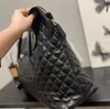 2023 حقيبة سفر عملاقة في الجلود السوداء المبطنة Maxi Maxi Bag Hardware Handware Zip Top Bandles وقفل في علبة جلدية قابلة للفصل