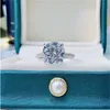 2022 Solitaire 2ct Moissanite Diamond Ring 100 ٪ REAL 925 Sterling Silver Wedding Band Rings for Women Bridal Complication Jewelry