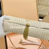 2023 Woman Straw Beach Bags designerväska crossbody tygväska mode dam baguetter kedjeklaffar Små Khaki Guld Bokstäver 5A Kvalitet 2 Remmar