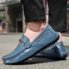 Män casual loafer skor krokodil korn stil mode äkta läder helt ny designer driver mockasins mjuka skor män