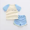 Uppsättningar kostymer sommar 2 bit outfit baby pojke set kläder casual mode tecknad söt bomull t shirt shorts boutique barn kläder bc2259 230508