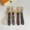 럭셔리 Fkeychains 또는 남자 키 체인 링 홀더 브랜드 디자이너 선물 상자 여성 자동차 키 체인 가죽