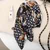 İpek Eşarp Başlık Eşarpları Kadınlar İçin Kış Lüks İpek Üstü Klasik Mektup Desen Tasarımcı Şal Sarzarları Yeni Hediye Yumuşak Touch 70x70cm kolay eşleşmesi