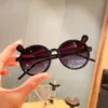 2023 Novo Unisx Kids Cat Eye Sunglasses Girls meninos meninos crianças bebês crianças redondas de sol vintage Oculos 6 cores UV400 50pcs Navio rápido