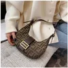 Bolsas baratas à venda Luz de luxo versátil Bolsa francesa Bolsa feminina letra feminina ombro único Oceano Air Canvas Crossbody