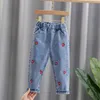 Jeans Kids Girl Floral Cartoon Long Pants Spring Autumn Graffiti Pintura impressa calças casuais com Hole Children Denim 230508