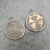 Collane con ciondoloCiondolo con moneta e croce della corona reale della Gran Bretagna coloniale