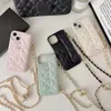 Designers Luxurys 전화 케이스 iPhone7/8 11 11Pro 12 12Pro 13 14Proman Fashion Leather Glitter Shell 도금 거울 링 하드 쉘 휴대 전화 케이스