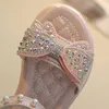 Sandaler barn Nya platta sandaler Bow Rhinestone Girls Princess Summer Shoes Children Open Toe Pearl Beach Sandaler Storlek 26-36