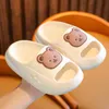 Pantoufle Nuage pour enfants Toboggan Chaussures d'eau d'été Sandales pour enfants Semelle épaisse Intérieur Salle de bain Ménage Toboggan Bébé Dessin animé Ours Flip Cover 230506