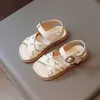 Sandaler Girls 'Sandals 2023 Sommar Nya broderade blommor Baby Girl Casual Beach Shoes Big Kids Princess Sandaler Ethnic Style Sweet