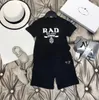 Child XY Designer Clothde Set 2022SS Childrens barn Kort ärm T-shirt + tryck Shorts Set Suit Märke X Yayoi Kusama pojkar Kläder Bomull Tees Size Black White AAA