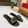 Designer Sandaler för Flat Heel Beach Slippers Women Classics Metal V-Buckle Black Matte Real Leather Summer Woman varumärke Slipper med dammväska 35-42