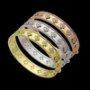 La marque de mode Four Leaf Clover Bracelet est un luxueux bracelet en diamant et cristal pour femme. Bijoux de créateur de haute qualité en or 18 carats