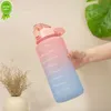 Nuova bottiglia d'acqua da 2 litri con sfumatura di cannuccia con accessori colorati manuali che segnano il tempo Grandi bicchieri di plastica